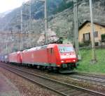 Zwei BR 185 mit GZ oberhalb von Bodio am 03.04.2008