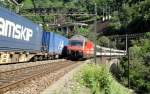 Die Re 460 029-2  Eulach  kreuzt am 15.07.11 beim Verlassen der Biaschina-Kehrschleifen mit einem nordwrtsfahrenden Gterzug.