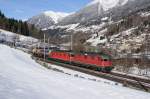 Re 4/4 II 11345 und Re 6/6 11689 rollen am 15.02.2016 mit einem Güterzug die Gotthard-Südrampe hinunter und erreichen in Kürze Rodi-Fiesso.