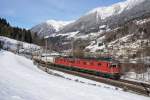 Re 6/6 11677 und Re 4/4 II 11326 fahren am 15.02.2016 mit einem Containerzug von Ambri-Piotta Richtung Rodi-Fiesso.