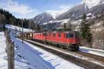 Re 4/4 II 11337 und Re 6/6 11629 fahren am 15.02.2016 mit einem Containerzug von Ambri-Piotta Richtung Rodi-Fiesso.