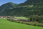 Re 420 347-7 und Re 620 074-5 fahren am 19.07.2016 mit einem Containerzug von Ambri-Piotta Richtung Rodi-Fiesso.