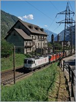 Licht und Standpunkt waren nicht ideal, das Motiv, die Gotthard-Re 4/4 II 420 268-5 jedoch wert genug, trotzdem abzudrücken. Im Hintergrund sind die beiden Kirche San Nicola und San Michele zu sehen.  
Giornico, den 7. Sept. 2016