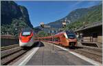 In Faido begegnen sich der einfahrende SOB Flirt3  Traverso  RABe 526 216 als IR26 2319 Treno Gottardo auf dem Weg von Zürich nach Locarno und der durchfahrende SBB RABe 501 027-7  Schaffhausen 