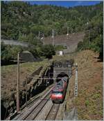 Im Umleitungsverkehr über die Gotthard Panorama Strecke dominieren die SBB RABe 501  Giruno , doch es verkehren auch einige Umläufe mit SBB Re 460 und EW IV Pendelkompositionen. 
Eine SBB Re 460 ist zwischen Rodi Fieso und Faido in der Dazio Grande mit einem IC von Basel SBB nach Lugano unterwegs. Der Zug verlässt den 1568 Meter langen Freggio Kreiskehrtunnel, im obern Bildabschnitt ist des Trasse vor der einfahrt in den Tunnel zu erkennen und somit auch den beträchtlichen Höhenunterschied welcher dank dem Kreiskehrtunnel überwunden werdne kann.

4. September 2023