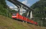 Lokzug bestehend aus DB Schenker Rail 185 134 und drei weiteren 185er in der Biaschina auf der Fahrt in Richtung Biasca, 07.08.09.