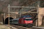 Re 460 83-0 mit dem IR 2169 (Basel SBB-Locarno) am Crocettotunnel  29.12.10