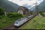 Re 460 044 Mondaine/Gottardo 2016 durchfährt am 5. Juni 2016 mit einem verlängerten IR Giornico.