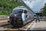 Re 460 028 erreicht am 5. Juni 2016 mit einem InterRegio nach Luzern - Basel SBB den Bahnhof Biasca. Die Lok trägt eine Werbebeklebung für das Zugpersonal der SBB. 
