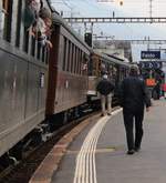 Das Signal leuchtete grün, als der Dampfzug einen Halt machte. Am Anfang dürfte kein Passagier aussteigen, hatte es geheissen. Doch dann stiegen einzelne Fotografen aus und dann waren es immer mehr die ausstiegen. Warum sollte ich dann auch nicht aussteigen? Am Schluss stiegen dann alle Fahrgäste aus und die Perrons waren wie in Göschenen mit Menschen gefüllt. So wurde der nicht vorgesehener Halt zum einem Fotohalt in Faido. Samstag, 21. Oktober 2017