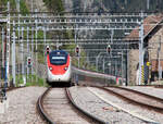 Dieser InterCity hat den Kulminationspunkt der Gotthard-Panoramastrecke bald erreicht und durchfährt sogleich den Bahnhof Göschenen (1106 müM).