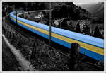 Blau-gelb -    Intercity-Zug während der Dämmerung oberhalb von Wassen auf der mittleren Strecke.