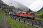 Wintereinbruch am Gotthard: Die Re 4/4 11281 und die Re 6/6 11675  Gelterkinden  durchfahren  am 22.10.2014 die Wattinger Kurve bei Wassen.