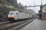 Wintereinbruch am Gotthard: Die 186 908 und eine weitere BR 186 durchfahren Wassen am 22.10.2014.