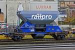 Schotterwagen der Railpro Typ Fccpps ist eingereiht in einem Güterzug,so gesehen in Arth-Goldau am 2.12.2014