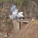 Auf der Kerstelenbachbrücke in Amsteg erscheinen 01 202 und 01 1066 wie aus dem Nichts.