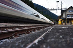 Langzeitbelichtung eines ETR 610 bei der Durchfahrt durch den aufgelassenen Bahnhof Wassen.
Aufgenommen am 19.7.2016.