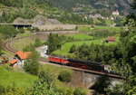 Am Tag nach der Sonderfahrt über den Gotthard rollt die 01 202 mit einer Re 4/4 II als Vorspann am 12.09.2016 die Wattinger Kurve hinunter