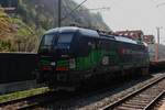 Am Karfreitag 2017 war ich auf der Gotthard Nordrampe unterwegs. Erster Zwischenhalt war Flüelen. Auf dem Ausweichgleis im Bahnhof stand ein KLV mit der ELL-Vectron 193 257, die an die SBB Cargo International vermietet ist, und wartete auf ihre Weiterfahrt wohl nach den Festtagen.

Flüelen, 14.04.2017