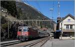 Der hier gegen Süden fahrende IR ist auf dem Weg Richtung Norden: Die SBB Re 4/4 II 11251 mit ihrem  Gotthard IR  bei der Durchfahrt in Wassen.