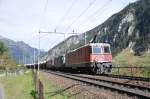 Die Re 4/4 II 11174, die grüne Re 4/4 III 11364 sowie die Re 4/4 II 11260 erreichen mit ihrem Güterzug, bestehend aus 29 Wagen vom Typ Fcs von SBB Cargo in Kürze Göschenen.