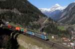 187 008-8 und 186 108-7 mit einem KV Zug bei Wassen 9.4.15 Im Hintergrund verschwindet derweil 185 127 Lz 