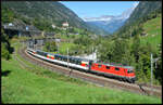 GOTTHARD-BAHNTAGE 2025: Neben den Extrazügen verkehrte auch der saisonale Gotthard-Panorama-Express am 14.09.2025 unterhalb der berühmten Kirche von Wassen durch die Wattinger Kurve gen