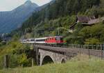 Am 13.09.2025 zieht eine Re 4/4 II der SBB den Gotthard-Panorama-Express oberhalb von Gurtnellen Richtung Flüelen.