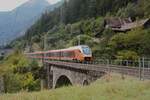 Am 13.09.2025 fährt ein Traverso von Locarno Richtung Norden, hier unterhalb von Wassen.