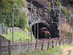 Am 13.09.2025 veranstaltet SBB Historic Sonderfahrten im Urner Reusstal. Das braune Kokodil Ce 6/8 II verlässt auf der Fahrt Richtung Göschenen gerade den Muhrentunnel unterhalb von Wassen.
