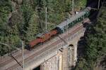 Am 08.09.2026 f�hrte SBB Historic eine Fahrt am Gotthard durch.  
Aufgenommen habe ich das Bild von einer Kehre der engen Strasse nach Bristen im Maderandertal. 
Der Zug bef�hrt da gerade die Ch�rstelenbachbr�cke.