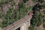 Am 08.08.2026 f�hrt dieser Traverso der SOB gerade �ber die Ch�rstelenbachbr�cke in den kurzen Tunnel vor Amsteg Silenen in Richtung Altdorf.