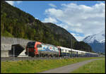 SBB Cargo International 193 465 beförderte am Ostermontag, 21.04.2025, den Prestige Continental Express (ZRT Bahnreisen) am Nordportal des Gotthardbasistunnels bei Erstfeld vorbei.