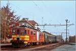 Der schiebende SBB De 4/4 1667 wartet mit seinem Regionalzug 6110 von Beromünster nach Beinwil am See im Bahnhof von Menziken SBB auf die Weiterfahrt.