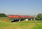 BR 185 134 fhrt am 02.07.2010 mit ihrem Winner ber die Reussbrcke bei Oberrti.