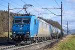 185 535-2 ist mit einem Kesselzug bei Villnachern AG in Richtung Basel unterwegs, aufgenommen am 07.12.2021.