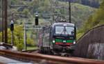 193 257 SBB CARGO INTERNATIONAL fährt mit einem KLV Zug in Schinznach talwärts.Bild 9.5.2017
