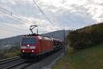 BR 185 138-5 zieht am Abend des 26.10.2018 einen Autozug bei Villnachern AG in Richtung Brugg.
