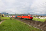 Eine Doppeltraktion Vectron von DB Cargo fährt mit einem Güterzug durch Frick Richtung Gotthard. Der Zug kam aus Köln und ging nach Gallarate. 5.11.2022