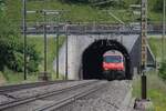 Ein Zug der SBB verlässt am 27.05.2023 auf der Fahrt Richtung Frick den kurzen Tunnel bei Villmergen.