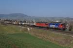 Re 421 393-0 und Re 6/6 11683 ziehen am 21.3.12 einen Containerzug den Bzberg hinauf. Das Bild entstand bei Frick.