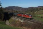 Re 4/4 II 1291 und Re 6/6 11624 befinden sich am 07.12.2013 mit einem Güterzug bei Zeihen.