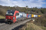 193 469  Simplon  ist zusammen mit 474 015 in Villnachern AG (CH) unterwegs in Richtung Basel, aufgenommen am 27.11.2021.