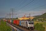 Railpool Maschine 187 005-4 donnert mit einem UKV-Zug vor der Brauerei Felschlösschen in Rheinfelden vorüber.Bild vom 11.6.2015