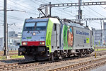 Lz Re 486 506 fährt in Pratteln vorüber.Bild vom 20.8.2015