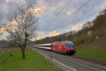 Re 460 020 fährt mit einem Ic Basel SBB nach Zürich HB in Umiken vorüber.Bild vom 6.4.2016 