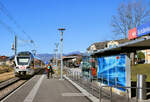 Die Linie durch die Linth-Ebene (altes Sumpf-Gebiet): Diese recht selten dokumentierte Strecke wird von zwei St.Galler S-Bahnen bedient, die S4 St.Gallen - Uznach - Linth Ebene - Sargans, und die S6 Einsiedeln - Rapperswil - Uznach - Linth Ebene - Glarus - Schwanden. Im Bild hat SOB Flirt 526 044 ein paar Fahrgäste in Schänis abgeladen. Hinten die bereits erheblich überbaute Bergkette des Ricken (Kanton Sankt Gallen). 28.Februar 2022 