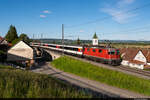 Am 23.05.2021 ist SBB Re 420 143-0 mit dem IC 281 von Stuttgart Hbf nach Zürich HB und konnte hier bei Lottstetten aufgenommen werden.