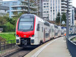 Ein SBB KISS RABe 512 auf der Linie RE 48 durchfährt den Haltepunkt Neuhausen Rheinfall mit dem Ziel Schaffhausen, 01.04.2024.