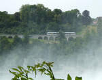 Aufschäumendes Wasser am Rheinfall in Neuhausen: Die S65 von Jestetten nach Schaffhausen fährt hinter den Wassertropfen ihrem Ziel entgegen.